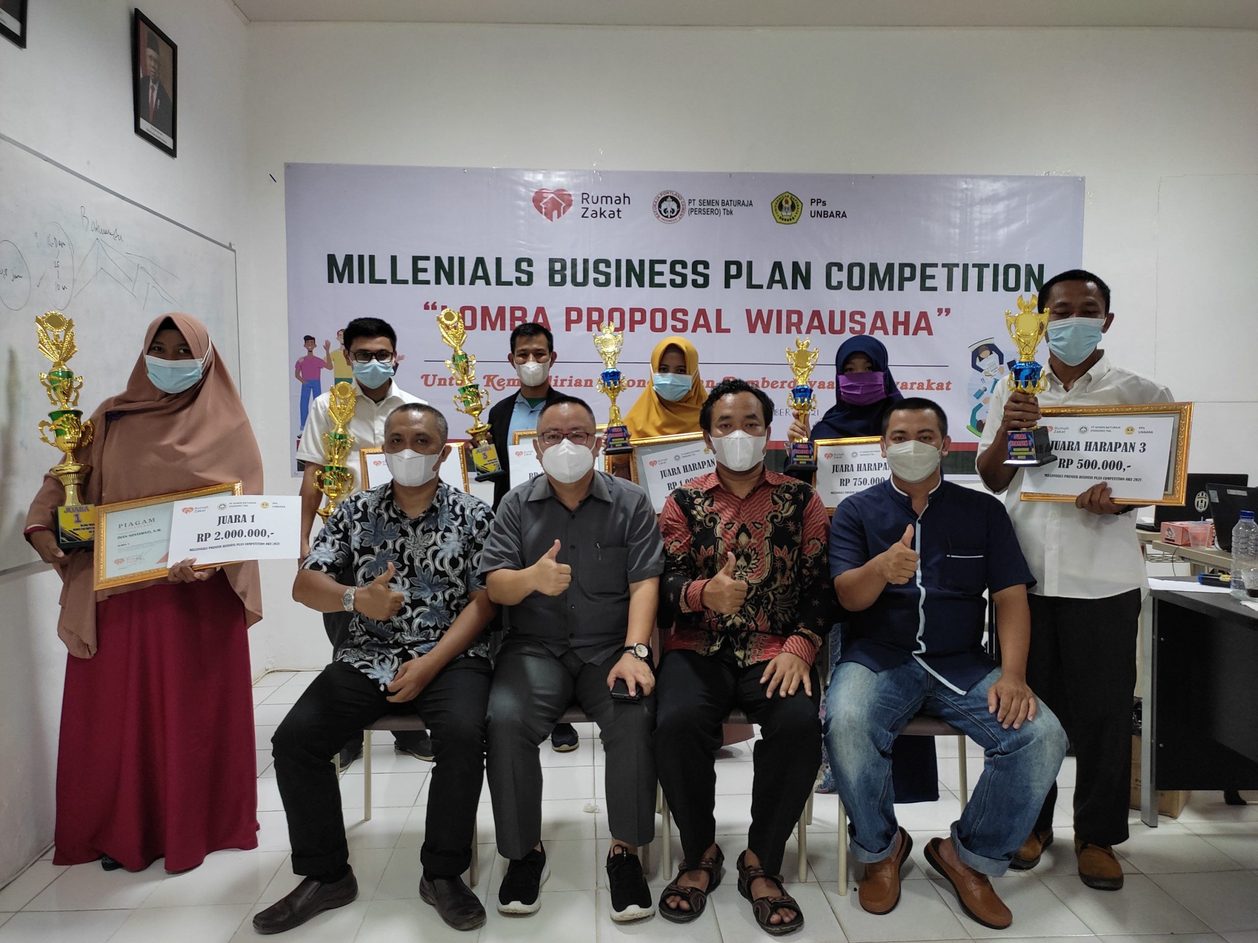 Para pemenang dan dewan juri berfoto bersama usai terselenggaranya Millenials Business Plan Competition yang digelar oleh Rumah Zakat bersama PT. Semen Baturaja dan didukung oleh Program Pascasarjana Universitas Baturaja, Sabu (23/10) di gedung PPs Unbara.