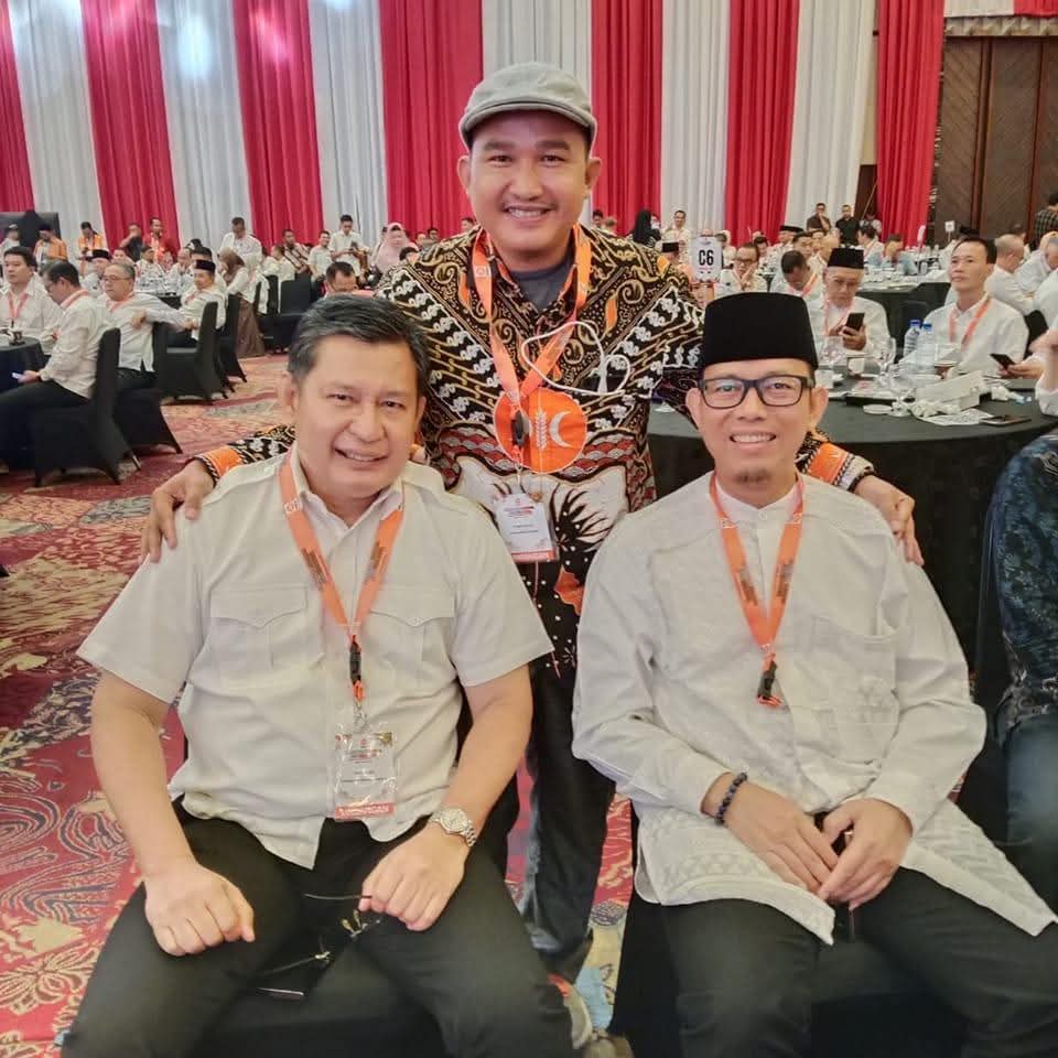 Azwar Aripin (Berdiri/tengah). / dok pribadi