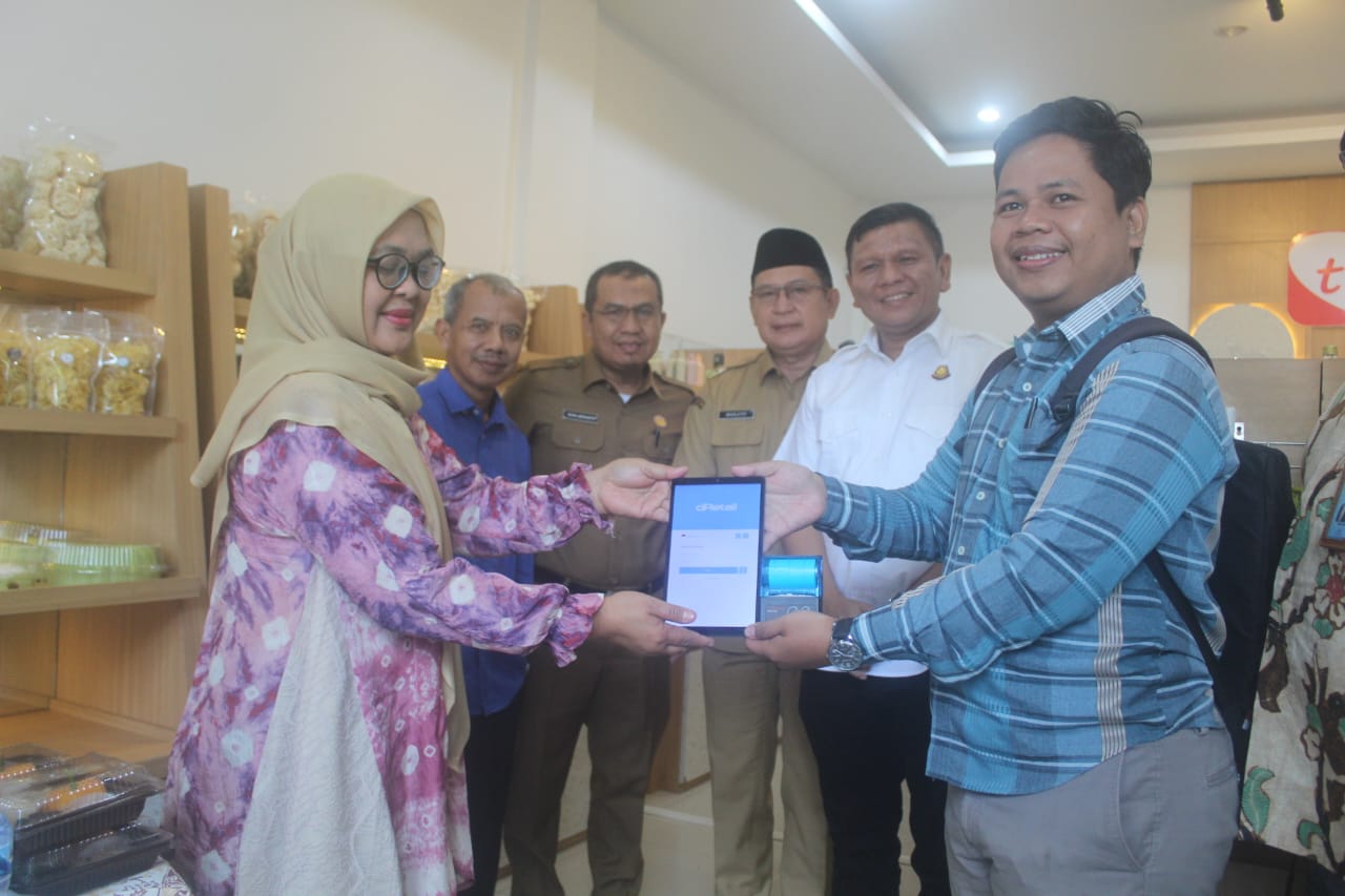 Wakil Bupat OKU didamping Kajari OKU saat melakukan pemasangan Tapping Box